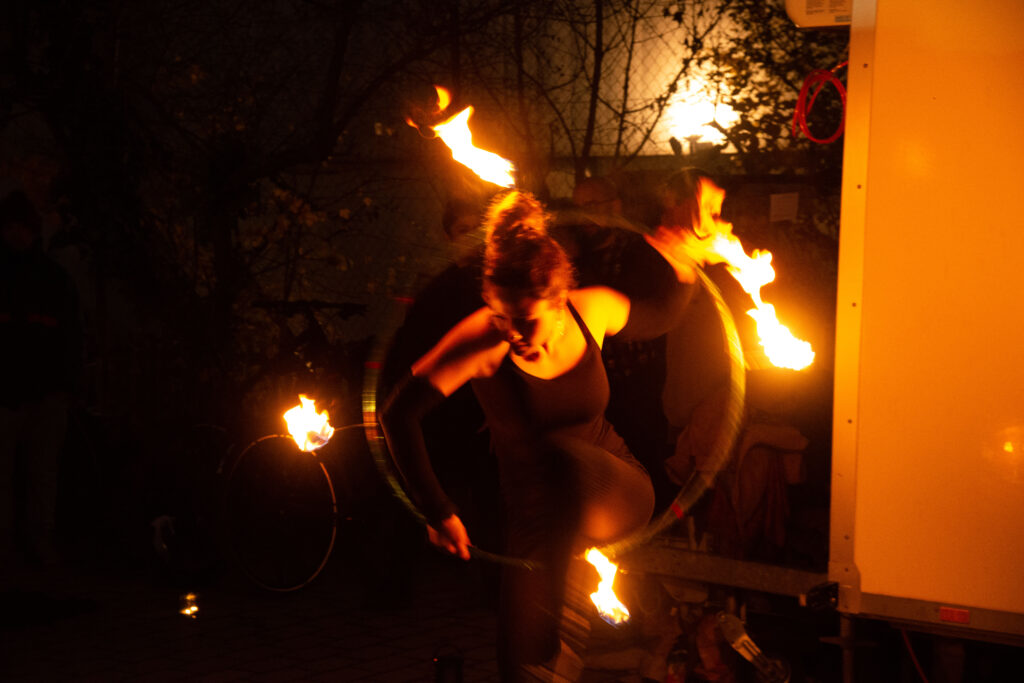 Feuerhulahoop bei einer Show mit Feuer
